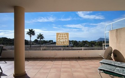 Amplio y luminoso apartamento con garaje cerrado a la venta en la Sierra de Altea.